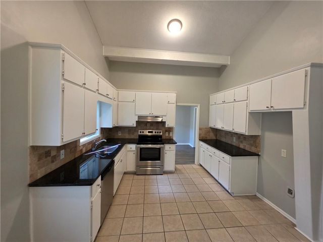 5085 Rock Glen Dr, Stone Mountain, GA 30088