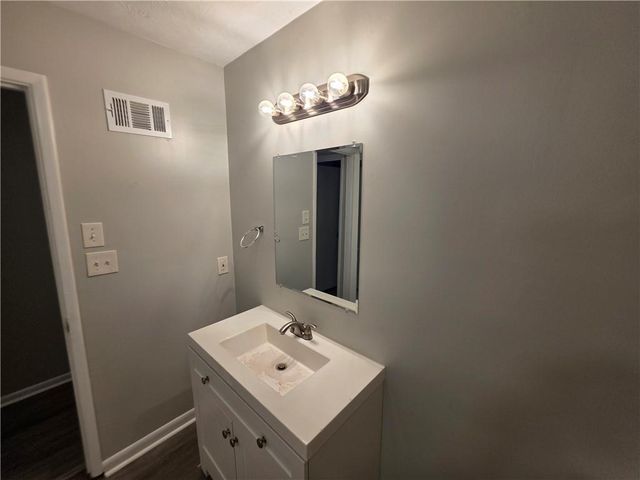 5085 Rock Glen Dr, Stone Mountain, GA 30088