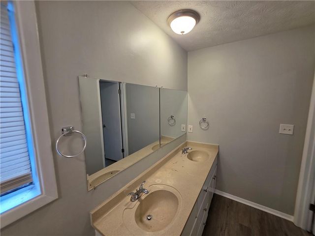5085 Rock Glen Dr, Stone Mountain, GA 30088