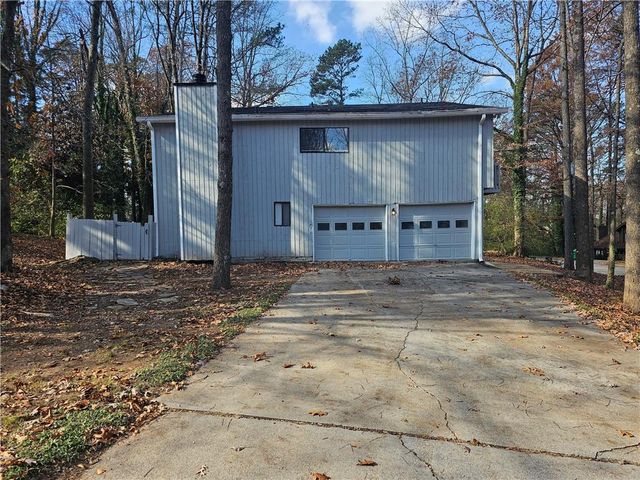 5085 Rock Glen Dr, Stone Mountain, GA 30088