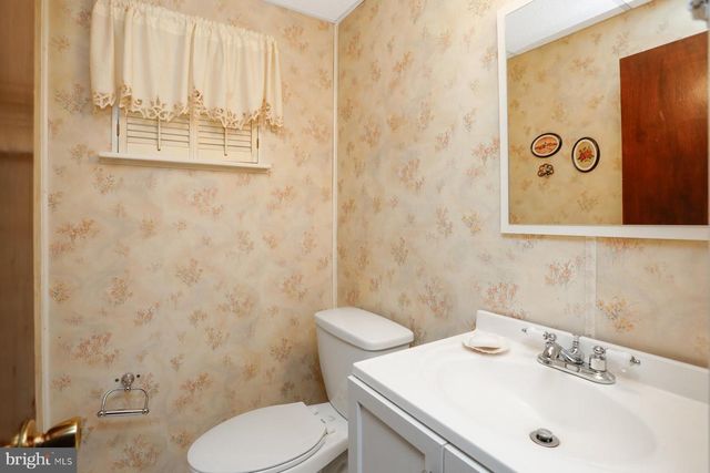 204 MILDRED CT, Mount Laurel, NJ 08054