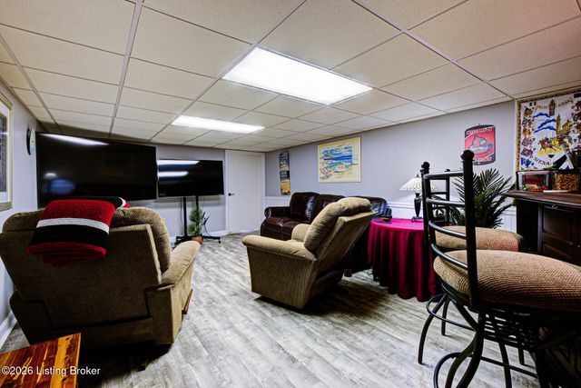 3827 Chatham Rd, Louisville, KY 40218