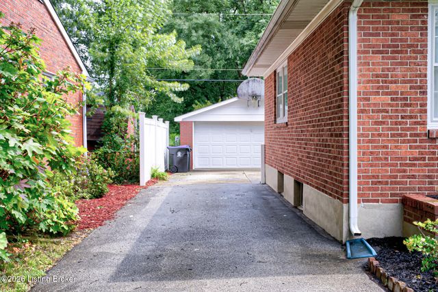 3827 Chatham Rd, Louisville, KY 40218