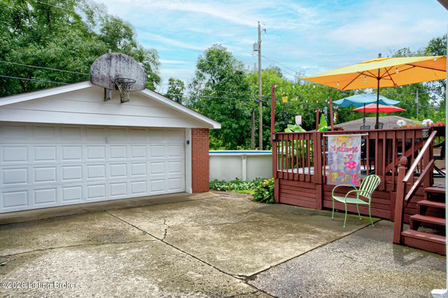 3827 Chatham Rd, Louisville, KY 40218