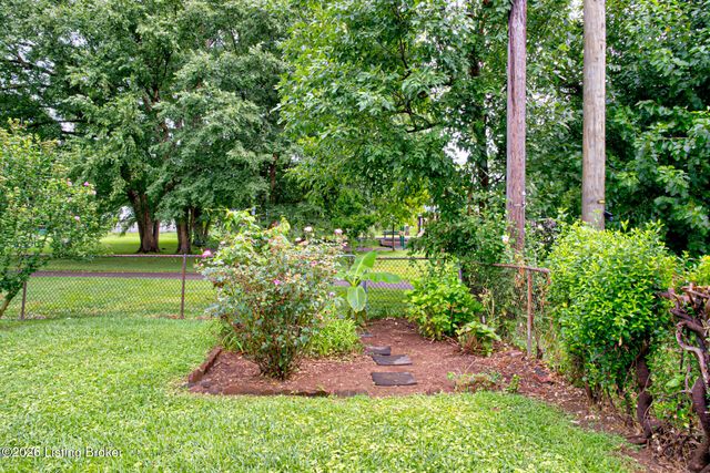 3827 Chatham Rd, Louisville, KY 40218