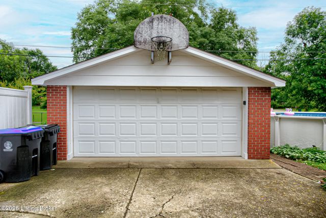 3827 Chatham Rd, Louisville, KY 40218