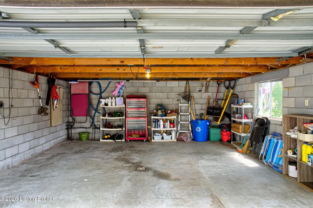 3827 Chatham Rd, Louisville, KY 40218