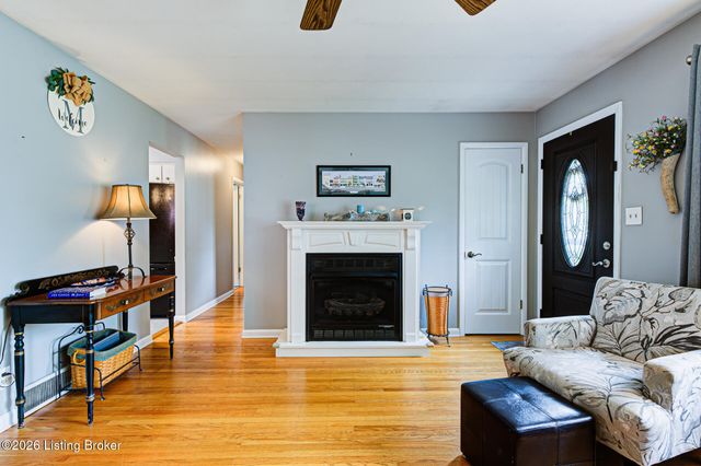 3827 Chatham Rd, Louisville, KY 40218
