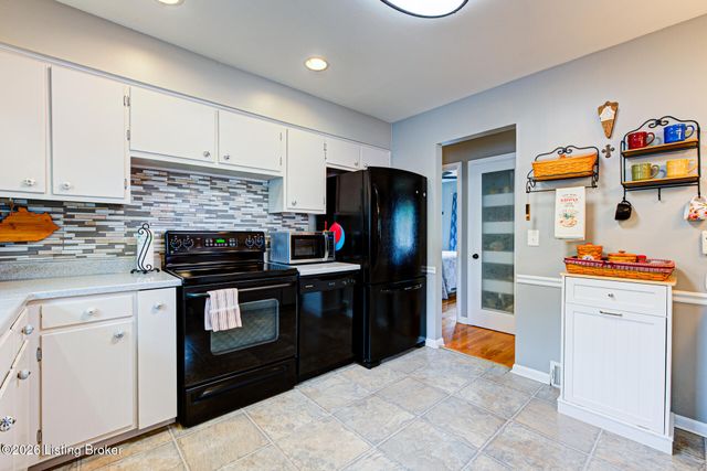 3827 Chatham Rd, Louisville, KY 40218