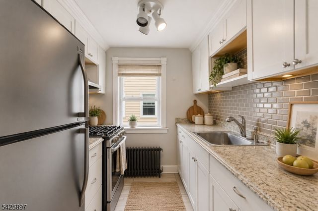 718 Thomas St, Elizabeth City, NJ 07202