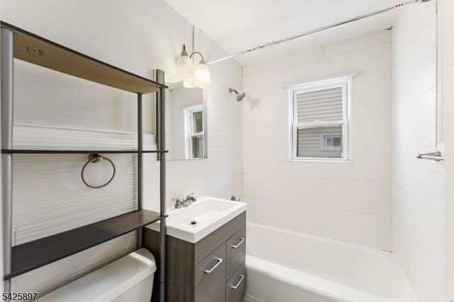 718 Thomas St, Elizabeth City, NJ 07202