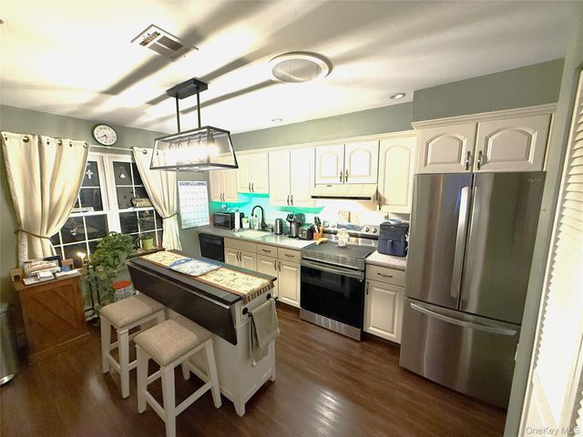 418 Weymouth Court B, Ridge, NY 11961