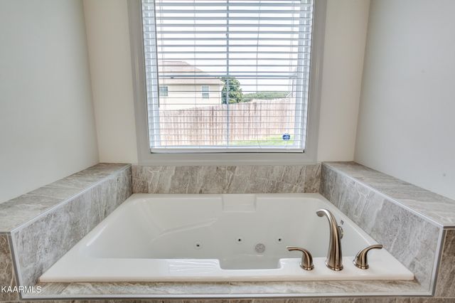 516 Tuxford Ln, Knoxville, TN 37912