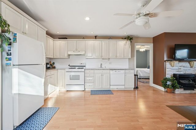 2 Ivy Lane, Wallington, NJ 07057