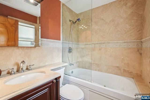 2 Ivy Lane, Wallington, NJ 07057