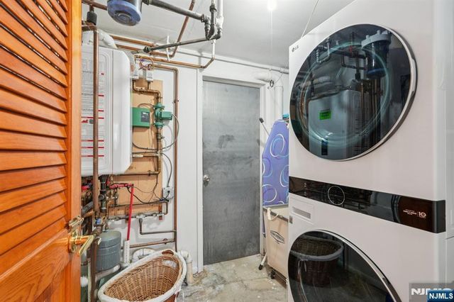 2 Ivy Lane, Wallington, NJ 07057