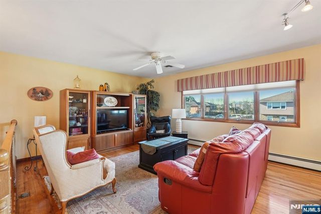 2 Ivy Lane, Wallington, NJ 07057