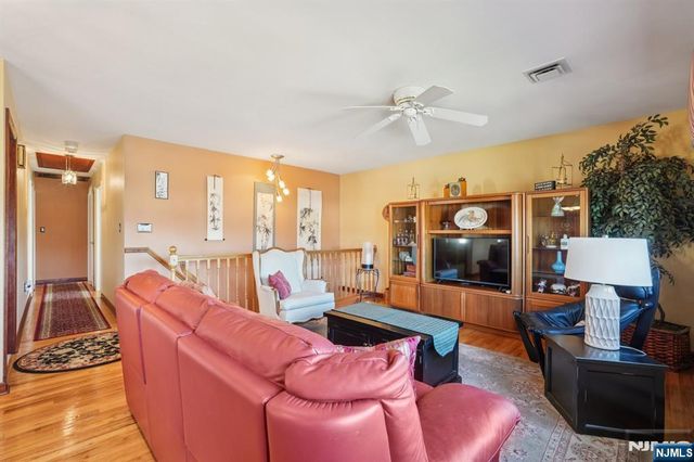 2 Ivy Lane, Wallington, NJ 07057