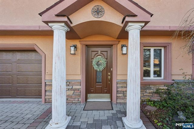 2 Ivy Lane, Wallington, NJ 07057