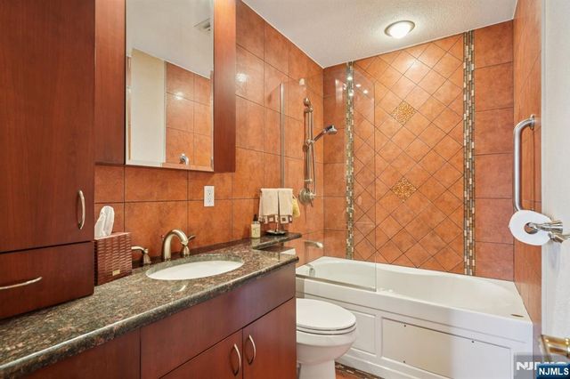 2 Ivy Lane, Wallington, NJ 07057