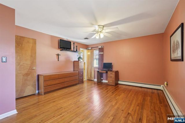 2 Ivy Lane, Wallington, NJ 07057