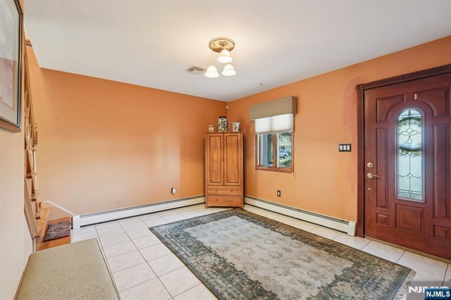 2 Ivy Lane, Wallington, NJ 07057