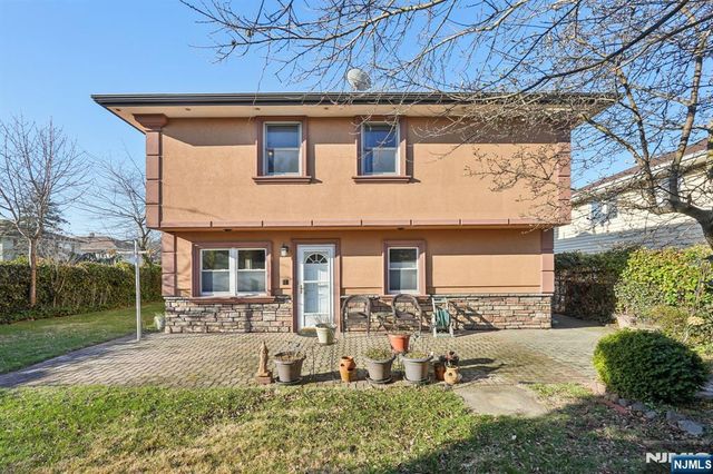 2 Ivy Lane, Wallington, NJ 07057