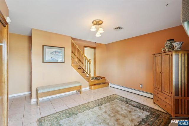 2 Ivy Lane, Wallington, NJ 07057