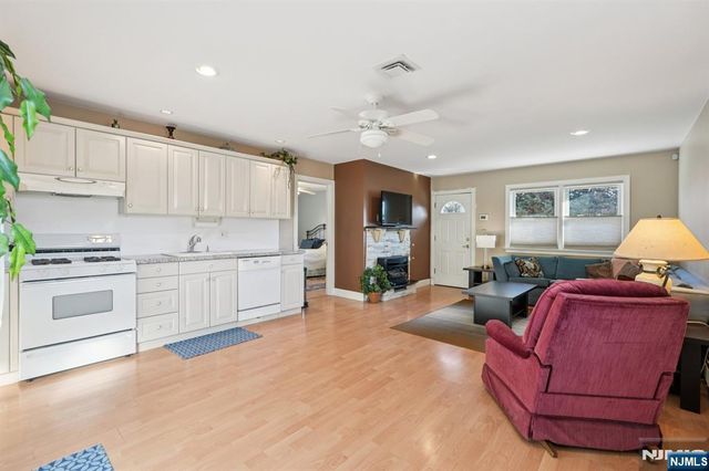 2 Ivy Lane, Wallington, NJ 07057