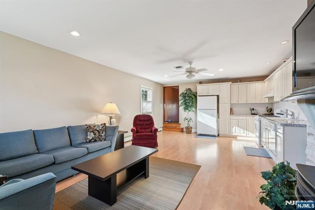 2 Ivy Lane, Wallington, NJ 07057