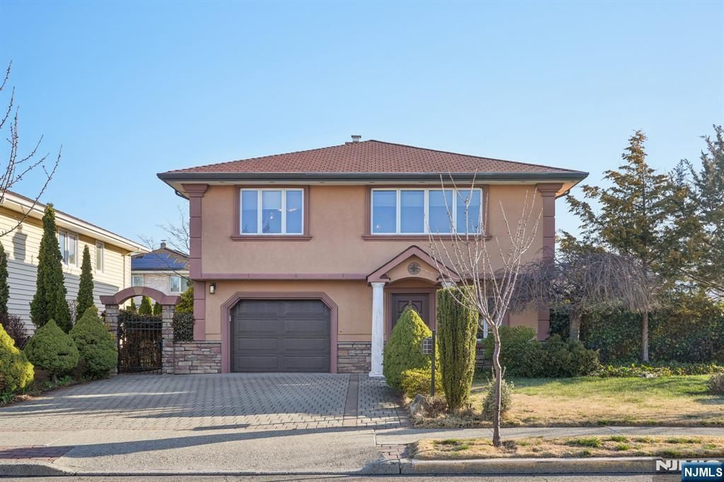 2 Ivy Lane, Wallington, NJ 07057