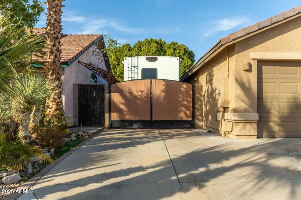 Image 4 of property listing at 8642 W HARMONY Lane, Peoria, AZ 85382