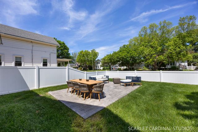 27 N Lincoln Street, Batavia, IL 60510