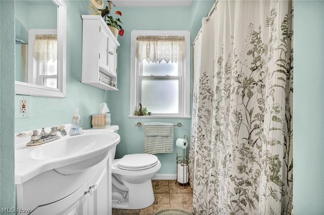 8006 Pinegrove Avenue, Parma, OH 44129
