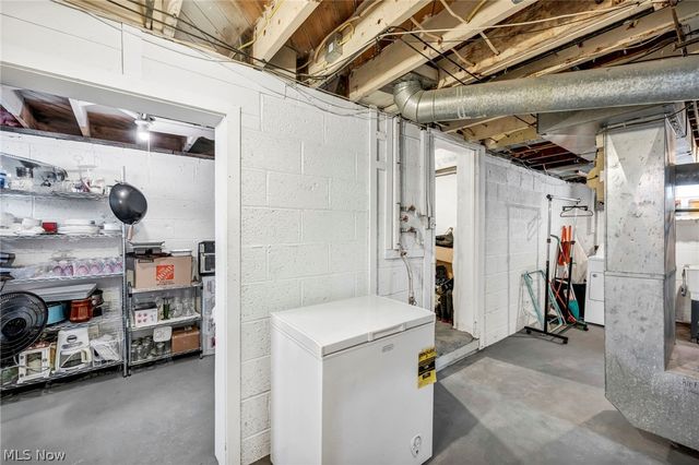 8006 Pinegrove Avenue, Parma, OH 44129
