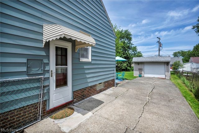 8006 Pinegrove Avenue, Parma, OH 44129