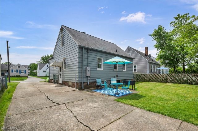 8006 Pinegrove Avenue, Parma, OH 44129
