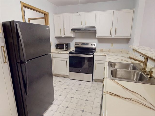 502 Brookstone Ct, Center Twp, PA 16001