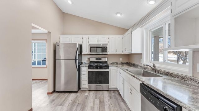 16407 Griffon Trail, Lakeville, MN 55044