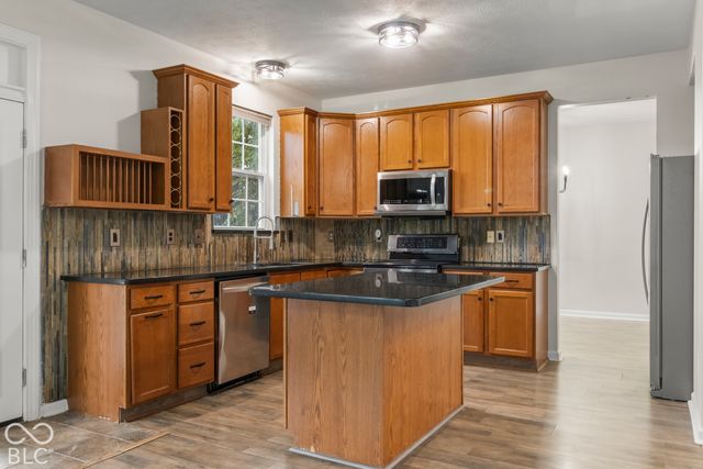 6552 Amherst Way, Zionsville, IN 46077