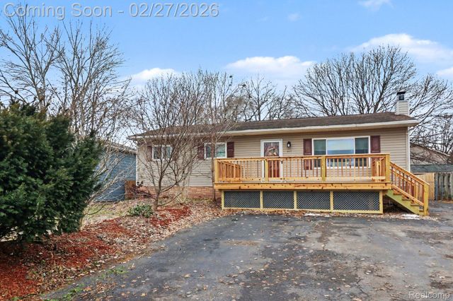 845 Crescent Lake Road, Waterford Charter Township, MI 48327