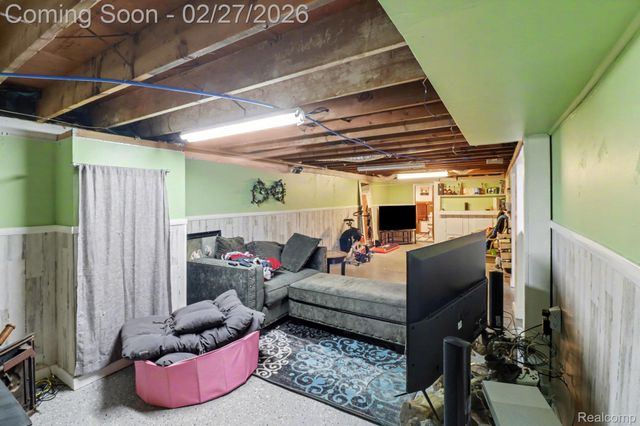 845 Crescent Lake Road, Waterford Charter Township, MI 48327