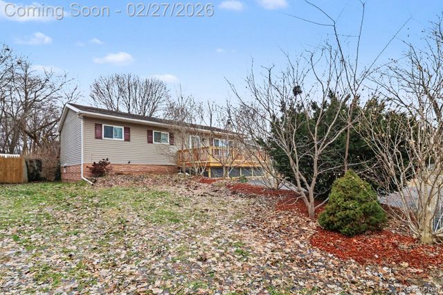 845 Crescent Lake Road, Waterford Charter Township, MI 48327