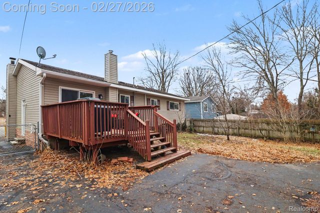 845 Crescent Lake Road, Waterford Charter Township, MI 48327