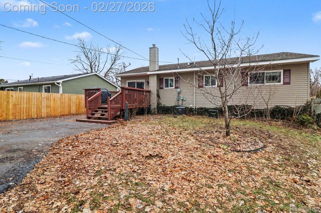 845 Crescent Lake Road, Waterford Charter Township, MI 48327