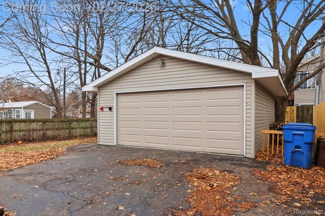 845 Crescent Lake Road, Waterford Charter Township, MI 48327