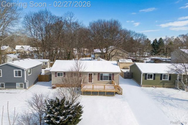 845 Crescent Lake Road, Waterford Charter Township, MI 48327