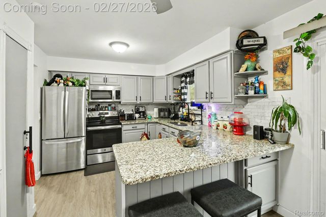 845 Crescent Lake Road, Waterford Charter Township, MI 48327