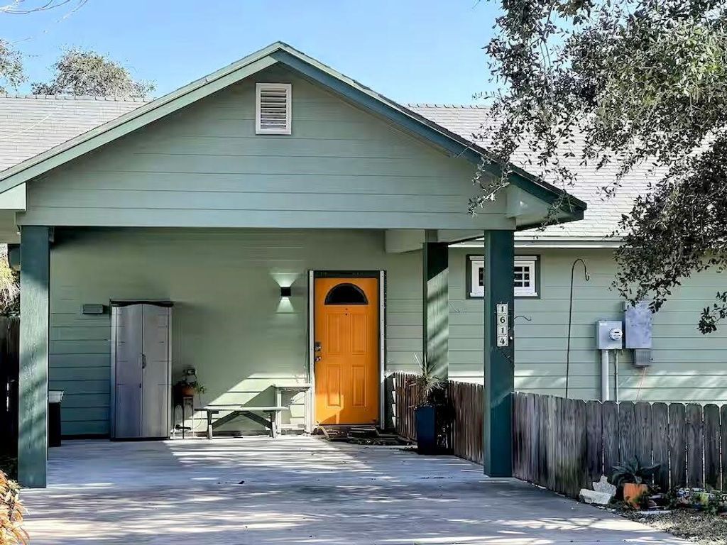 1614 Hardee St, Rockport, TX 78382 — exterior