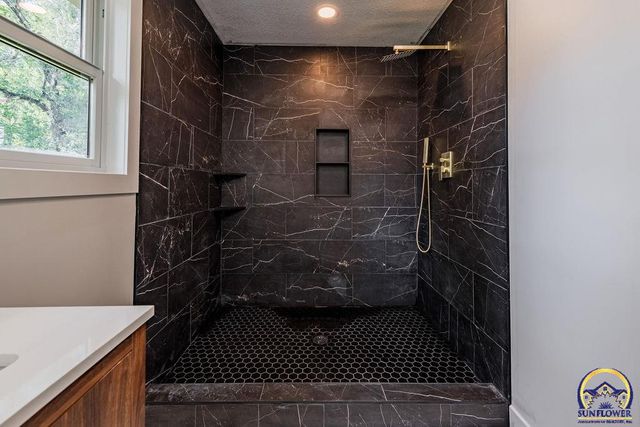 621 Monroe ST, Oskaloosa, KS 66066